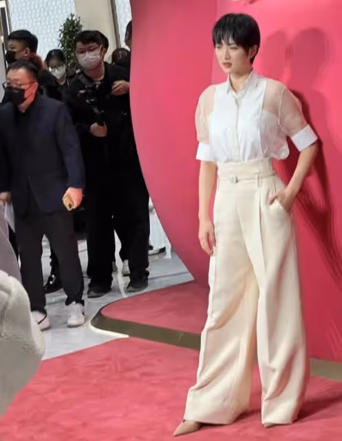 眾女星參加品牌活動：楊采鈺秀曼妙身材，江疏影滿身是鑽顯富貴