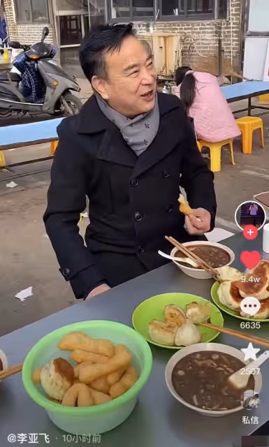 63歲岳躍利現身河南老家！吃蒼蠅小館接地氣，滿頭黑髮精神抖擻