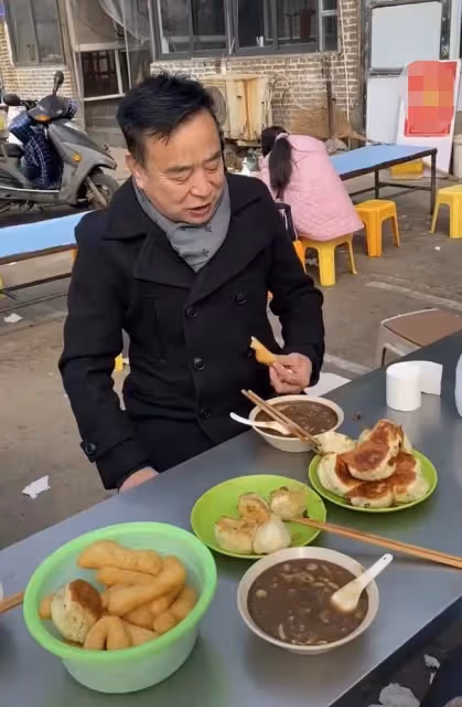 63歲岳躍利現身河南老家！吃蒼蠅小館接地氣，滿頭黑髮精神抖擻