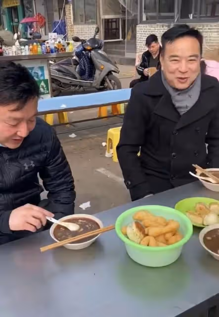 63歲岳躍利現身河南老家！吃蒼蠅小館接地氣，滿頭黑髮精神抖擻