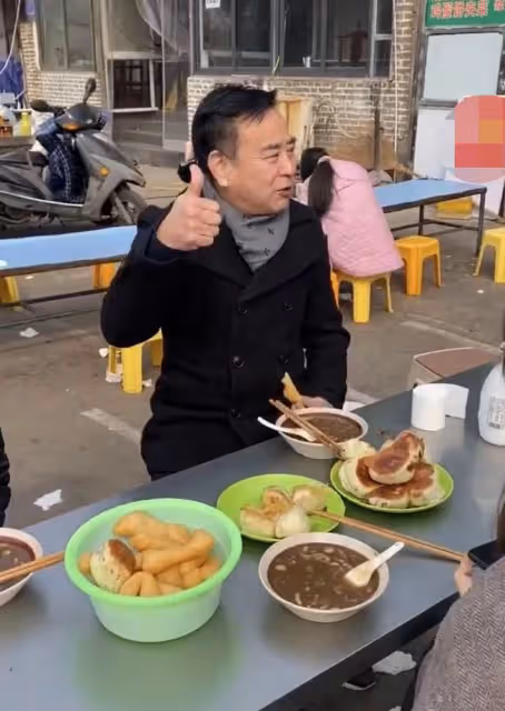 63歲岳躍利現身河南老家！吃蒼蠅小館接地氣，滿頭黑髮精神抖擻