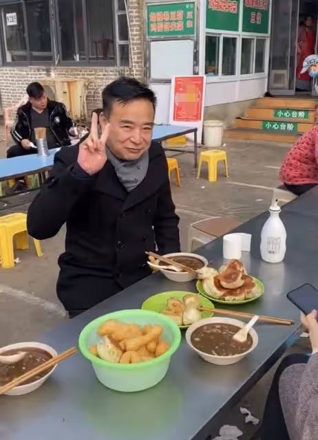 63歲岳躍利現身河南老家！吃蒼蠅小館接地氣，滿頭黑髮精神抖擻