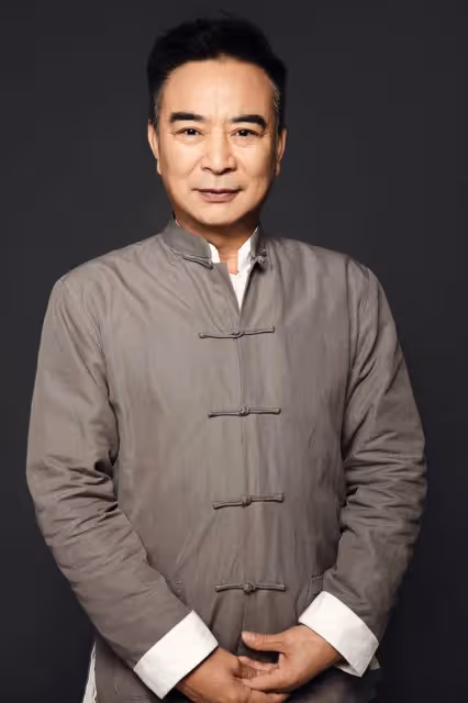 63歲岳躍利現身河南老家！吃蒼蠅小館接地氣，滿頭黑髮精神抖擻