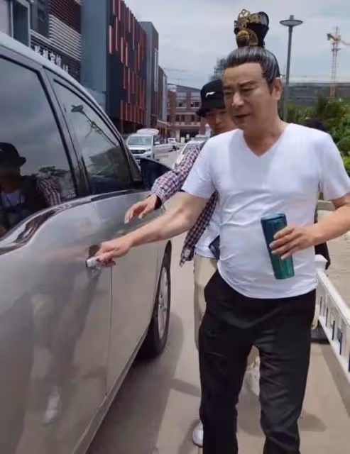 63歲岳躍利現身河南老家！吃蒼蠅小館接地氣，滿頭黑髮精神抖擻