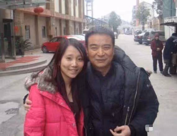 63歲岳躍利現身河南老家！吃蒼蠅小館接地氣，滿頭黑髮精神抖擻