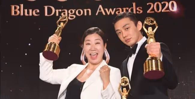 韓國青龍獎宋仲基開幕詞秀才華,李政宰穿螢光豹紋變油膩中年大叔。