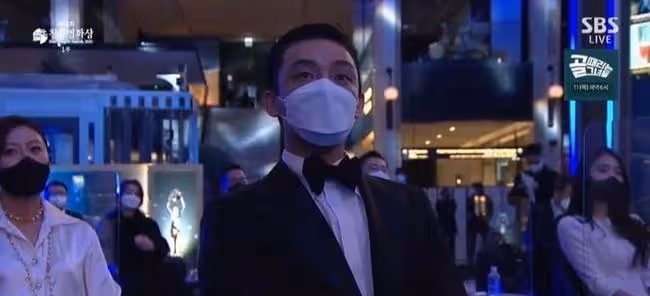 韓國青龍獎宋仲基開幕詞秀才華,李政宰穿螢光豹紋變油膩中年大叔。