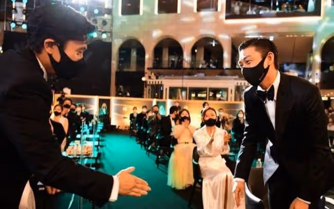 韓國青龍獎宋仲基開幕詞秀才華,李政宰穿螢光豹紋變油膩中年大叔。