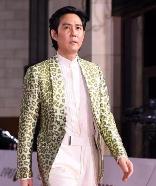 韓國青龍獎宋仲基開幕詞秀才華,李政宰穿螢光豹紋變油膩中年大叔。