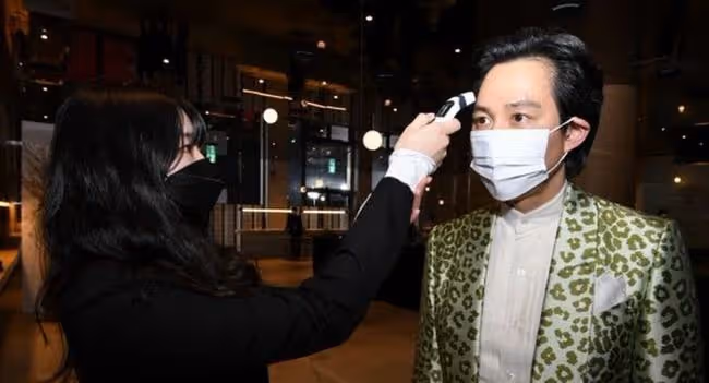 韓國青龍獎宋仲基開幕詞秀才華,李政宰穿螢光豹紋變油膩中年大叔。