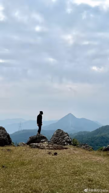 61歲鍾楚紅近照曝光！打扮樸素低調熱愛運動 丈夫病逝後孤身一人旅遊散心