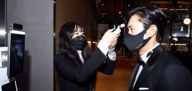 韓國青龍獎宋仲基開幕詞秀才華,李政宰穿螢光豹紋變油膩中年大叔。