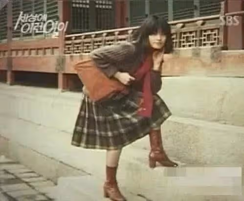 她整容上癮,為變美給臉打食用油,把臉整成電風扇,57歲去世