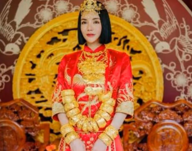 何猷君前女友帶兒子改嫁!婚禮現場戴18隻金鐲,5克拉鑽戒顯貴氣