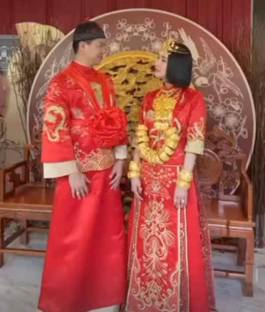 何猷君前女友帶兒子改嫁!婚禮現場戴18隻金鐲,5克拉鑽戒顯貴氣