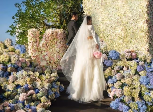 何猷君前女友帶兒子改嫁!婚禮現場戴18隻金鐲,5克拉鑽戒顯貴氣