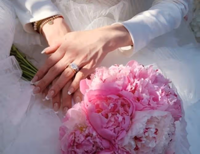 何猷君前女友帶兒子改嫁!婚禮現場戴18隻金鐲,5克拉鑽戒顯貴氣