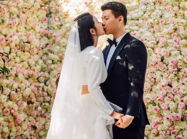 何猷君前女友帶兒子改嫁!婚禮現場戴18隻金鐲,5克拉鑽戒顯貴氣
