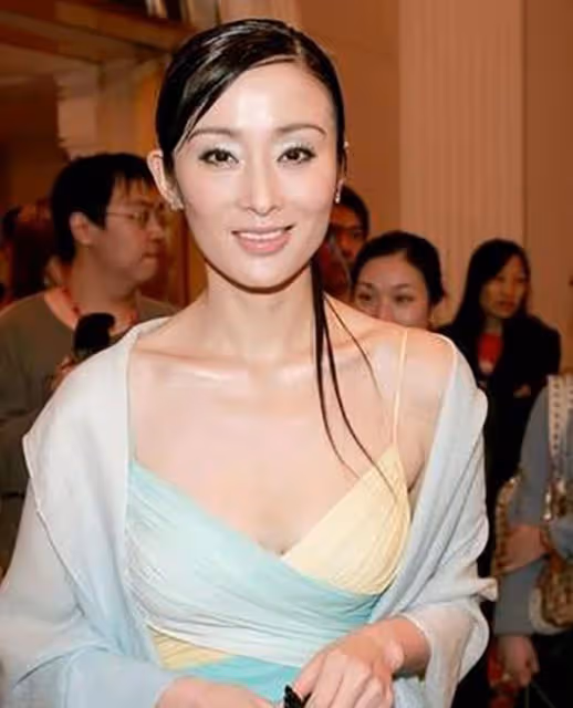 張敏活動舊照被翻出，穿低領裝塗藍色眼影，造型太野引起熱議