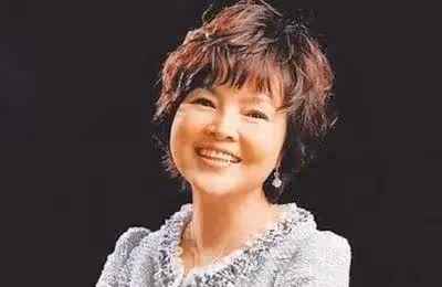 從小被強行裹胸、打針抑制生長，丈夫意外燒死，她的一生太慘