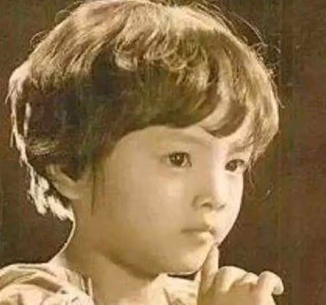 從小被強行裹胸、打針抑制生長，丈夫意外燒死，她的一生太慘