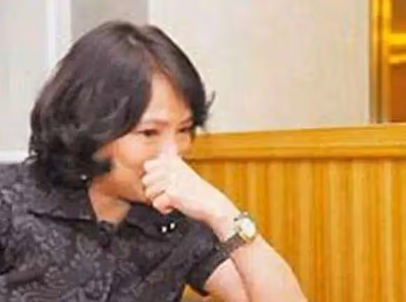 從小被強行裹胸、打針抑制生長,丈夫意外燒死,她的一生太慘