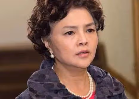 從小被強行裹胸、打針抑制生長,丈夫意外燒死,她的一生太慘