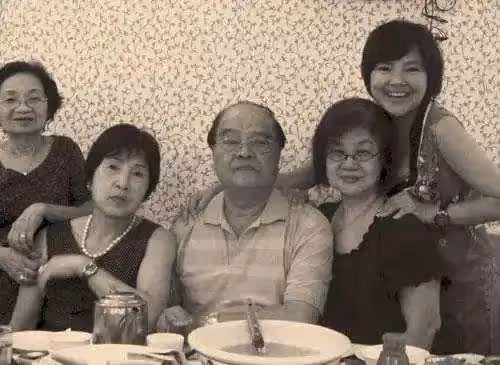 從小被強行裹胸、打針抑制生長,丈夫意外燒死,她的一生太慘