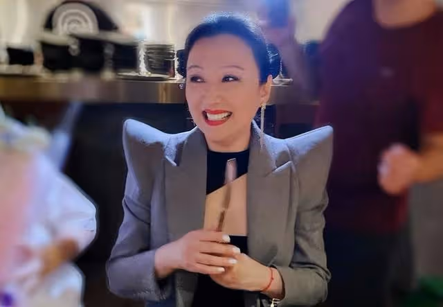 知名玉女歌手近照曝光!罕見出席聚會,未婚產子當單親媽媽多年