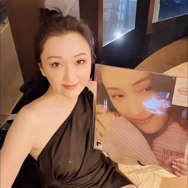 知名玉女歌手近照曝光！罕見出席聚會，未婚產子當單親媽媽多年