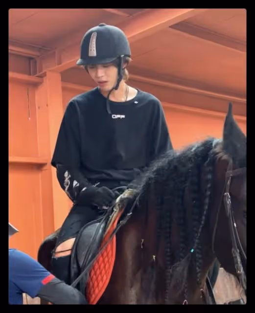 23歲男星成小三？赤裸上身給堂弟女友塗指甲，本人忙發文稱已分手