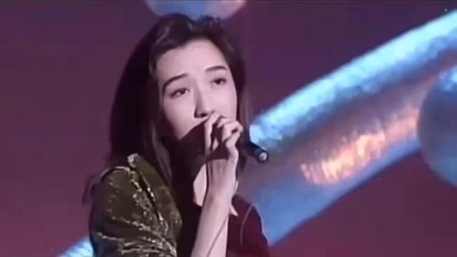 51歲玉女歌手曝近況!造型大膽似凍齡,曾與王菲爭資源失敗後隱退