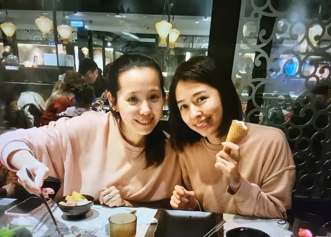 郭碧婷倆混血妹妹罕曝光!素顏現身膚白貌美,和姐姐神似如三胞胎