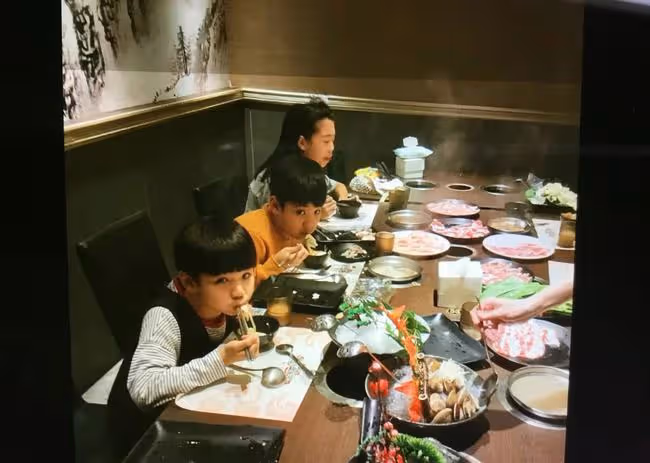 郭碧婷倆混血妹妹罕曝光!素顏現身膚白貌美,和姐姐神似如三胞胎