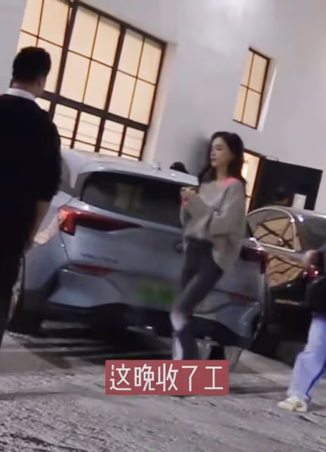 baby離婚後忙帶娃,陪小海綿逛街看電影,素顏出鏡黑眼圈難掩憔悴