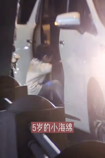 baby離婚後忙帶娃,陪小海綿逛街看電影,素顏出鏡黑眼圈難掩憔悴