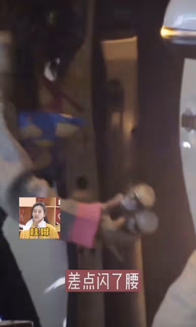 baby離婚後忙帶娃,陪小海綿逛街看電影,素顏出鏡黑眼圈難掩憔悴