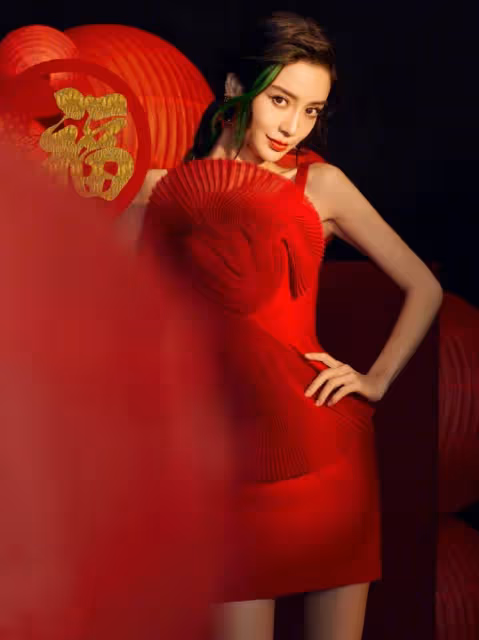 baby離婚後忙帶娃,陪小海綿逛街看電影,素顏出鏡黑眼圈難掩憔悴