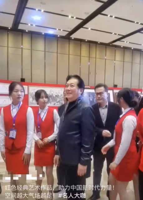 69歲唐國強露面!穿皮衣挺肚腩精神奕奕,站C位獲眾人簇擁氣場強