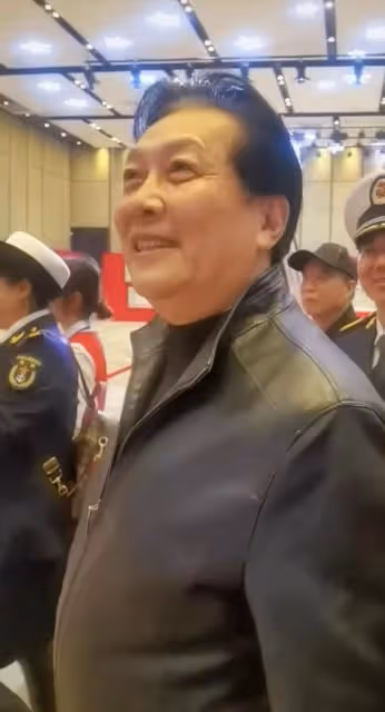69歲唐國強露面!穿皮衣挺肚腩精神奕奕,站C位獲眾人簇擁氣場強
