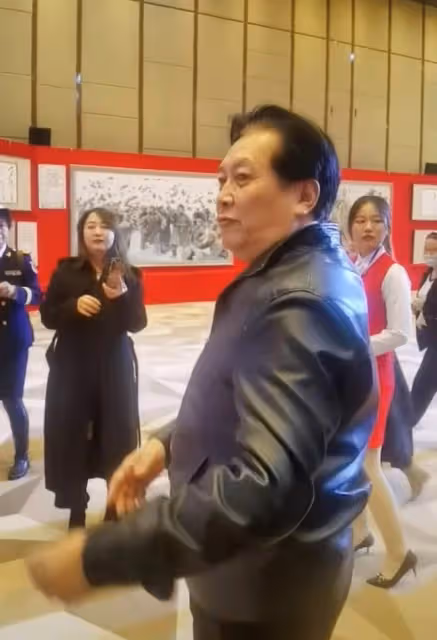 69歲唐國強露面!穿皮衣挺肚腩精神奕奕,站C位獲眾人簇擁氣場強