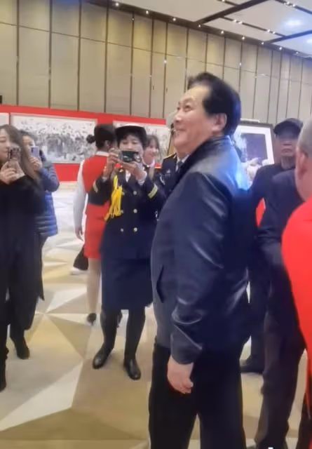 69歲唐國強露面!穿皮衣挺肚腩精神奕奕,站C位獲眾人簇擁氣場強
