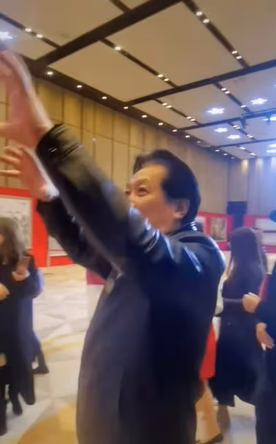 69歲唐國強露面!穿皮衣挺肚腩精神奕奕,站C位獲眾人簇擁氣場強