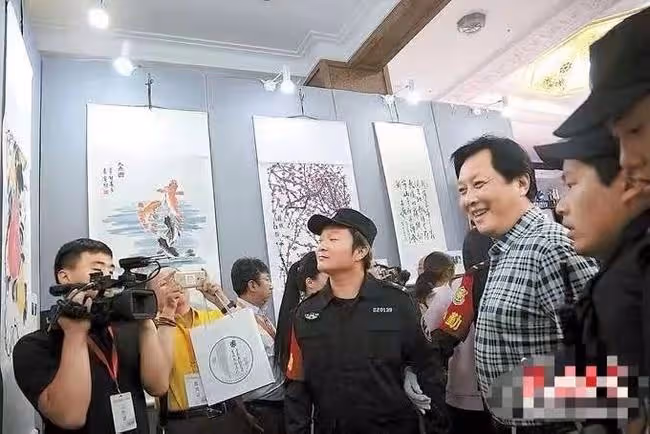 69歲唐國強露面!穿皮衣挺肚腩精神奕奕,站C位獲眾人簇擁氣場強