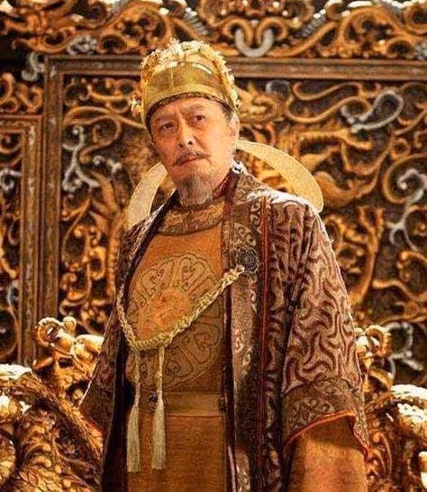 69歲唐國強露面!穿皮衣挺肚腩精神奕奕,站C位獲眾人簇擁氣場強