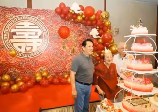 69歲唐國強露面!穿皮衣挺肚腩精神奕奕,站C位獲眾人簇擁氣場強