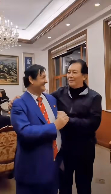 69歲唐國強露面!穿皮衣挺肚腩精神奕奕,站C位獲眾人簇擁氣場強
