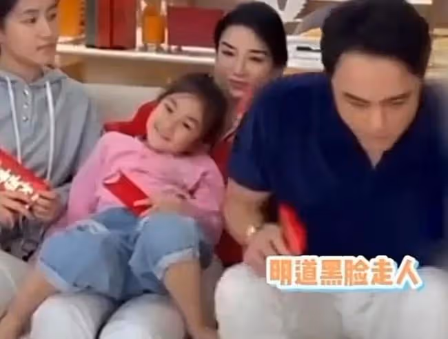 明道這一怒,女孩媽媽開心自曝接兩百萬廣告,這是要學小小彬的爹?