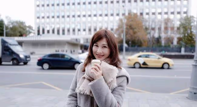 她出演《亮劍》走紅,卻因拒絕潛規則被封殺,如今靠打工還債