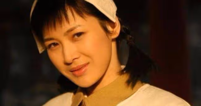 她出演《亮劍》走紅,卻因拒絕潛規則被封殺,如今靠打工還債